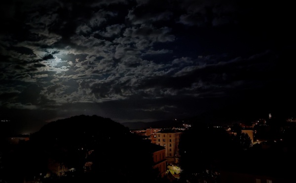 La photo du jour : dans la nuit cortenaise