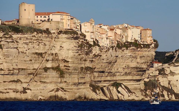 Bonifacio : le tribunal administratif de Bastia annule l’interdiction d’habiter deux immeubles des falaises