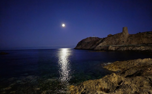 La photo du jour : pleine lune sur l'île de la Pietra