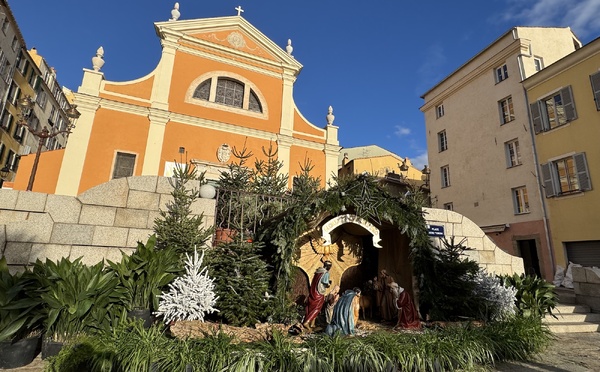 À la cathédrale d'Ajaccio, les petites mains s’activent pour préparer la visite du Pape