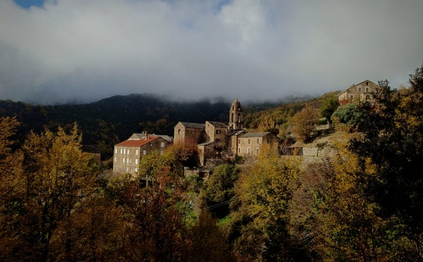 La photo du jour : Zuani sous le ciel encombré de la Pieve de la Serra