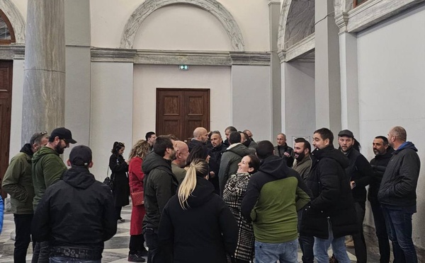 Plusieurs dizaines de personnes s'étaient rassemblées devant le tribunal pour apporter leur soutien aux quatre militants durant l'audience. Photo Core in Fronte