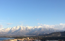 La photo du jour : Au pied des sommets… enneigés, la baie de Calvi