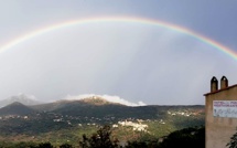 La photo du jour : Arc-en ciel au-dessus du village de Sant'Antonino