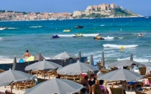 81 transats et parasols saisis dans un établissement de plage à Calvi