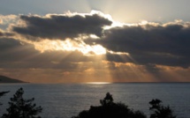 La photo du jour : quand le Soleil tente de percer les nuages à Ghjatone