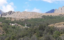 La photo du jour : Poghju-di-Lozzi, son clocher, le Paglia Orba, et les Cinque Frati