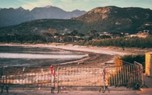 Une réouverture des plages en Corse qui se fait attendre et qui agace. Manifestation en cours à Calvi