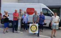 Le Rotary Calvi-Balagne offre une tonnelle mobile à l'association des Donneurs de Sang Bénévoles