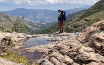 La photo du jour : piscine à débordement naturel dans le granit rose de la Paglia Orba