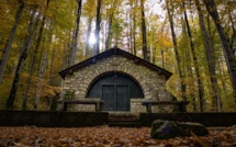 La photo du jour : la chapelle de Vizzavona aux couleurs automnales