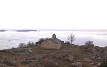 La photo du jour : la chapelle Sant'Eliseu  au-dessus des nuages