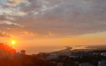 La photo du jour : lever de soleil sur Bastia et le cordon lagunaire de la Marana