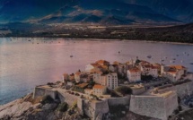 La photo du jour : la citadelle de Calvi sous un soleil de feu