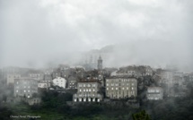 La photo du jour : Sartene dans la brume