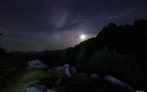 La photo du jour : quand la lune se couche au col de Bavella