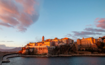 La photo du jour : lorsque le soleil se lève sur la Citadelle de Bastia