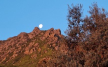 La photo du jour : quand la lune se pose sur les contreforts du Monte Stellu