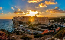 La photo du jour : coucher de soleil derrière la citadelle de Bonifacio