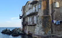 La photo du jour : les balcons sur la mer d'Erbalonga