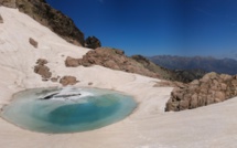 La photo du jour : le lac de Galiera toujours gelé 