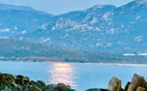 La photo du jour : lever de lune sur le golfe du Valincu