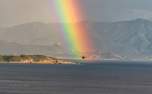 La photo du jour : à Cargese, un hélico dans l’arc-en-ciel