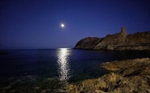 La photo du jour : pleine lune sur l'île de la Pietra