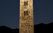 La photo du jour : le campanile de Carbini sous les étoiles