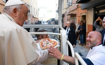 À Ajaccio, le Pape François bénit enfants, fidèles... et une pizza sur son chemin