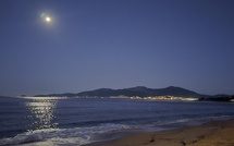 La photo du jour : le ciel, la lune, la mer et le golfe d'Ajaccio