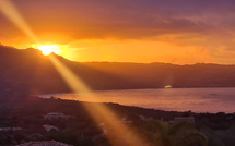 La photo du jour : quand le soleil plonge au-dessus de Calvi