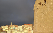 La photo du jour : quand le soleil illumine Calvi et sa citadelle