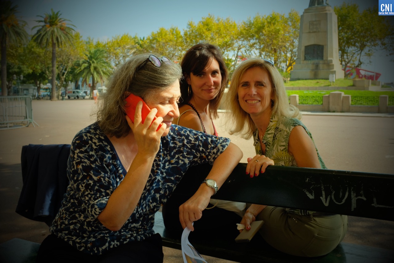 Les trois drôles de dames du Festival Arte Mare. Michèle téléphone à Charlie !