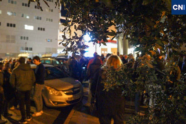 Le rassemblement s'est tenu dans le calme aux abords du commissariat.